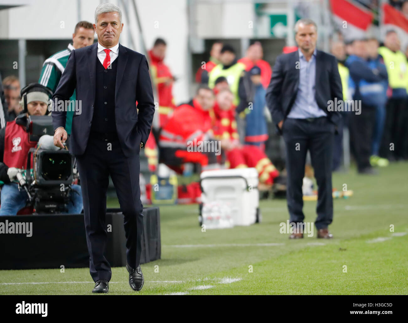 Budapest, Hungary. 07th Oct, 2016. BUDAPEST, HUNGARY - OCTOBER 7: Head coach Bernd Storck (R) of Hungary and head coach Vladimir Petkovic (L) of Switzerland watch the game during the FIFA 2018 World Cup Qualifier match between Hungary and Switzerland at Groupama Arena on October 7, 2016 in Budapest, Hungary. Credit:  Laszlo Szirtesi/Alamy Live News Stock Photo