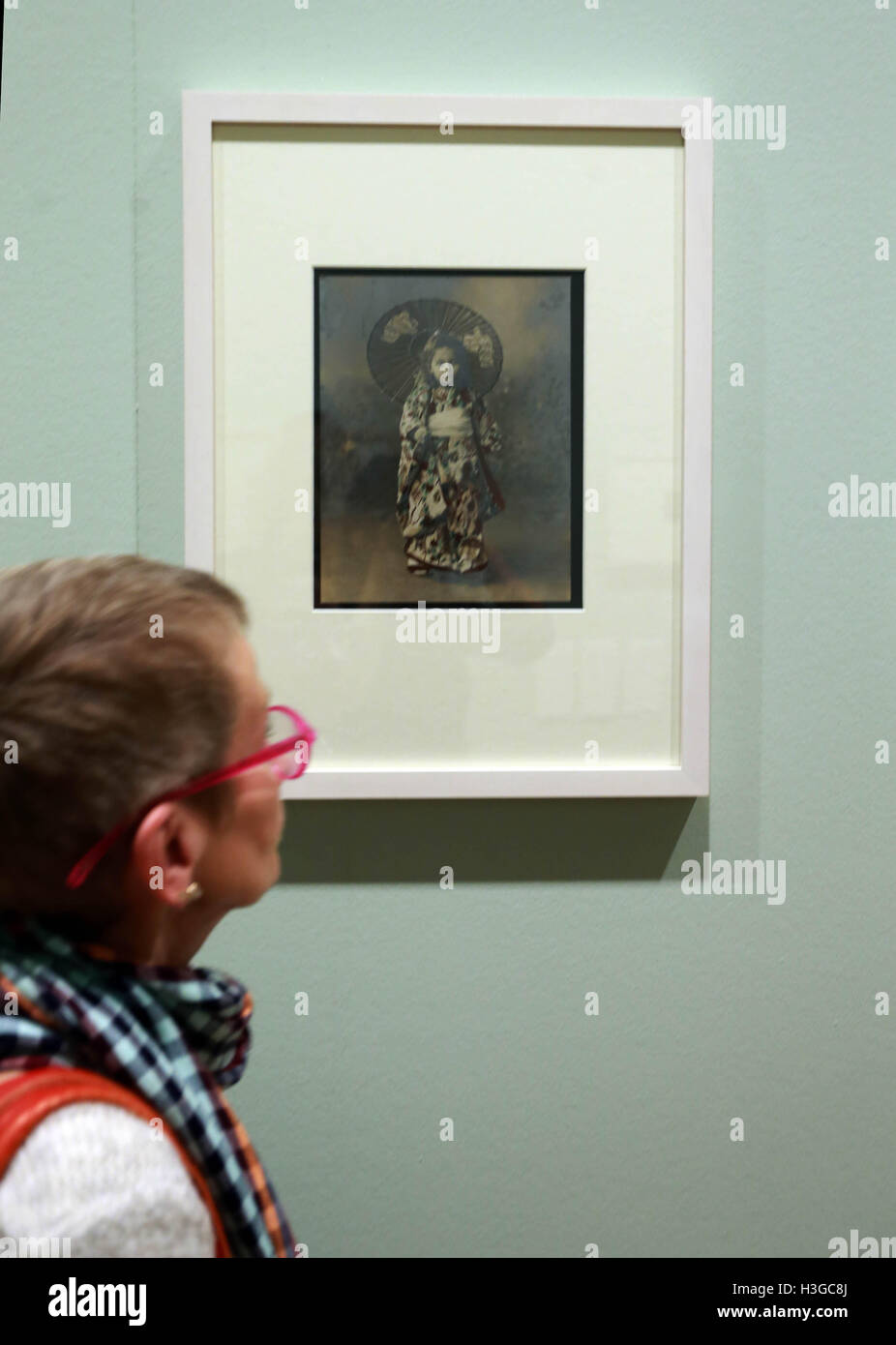 Frankfurt, Frankfurt. 7th Oct, 2016. A woman visits exhibition 'Yokohama 1868-1912: When Pictures Learned to Shine' at the Museum Angewandte Kunst Frankfurt, in Frankfurt, Germany on Oct. 7, 2016. The exhibition displays more than 250 woodblock prints and historical photographs to show the capricious epilogue of the ukiyo-e and the concurrent rise of Japanese photography. © Luo Huanhuan/Xinhua/Alamy Live News Stock Photo