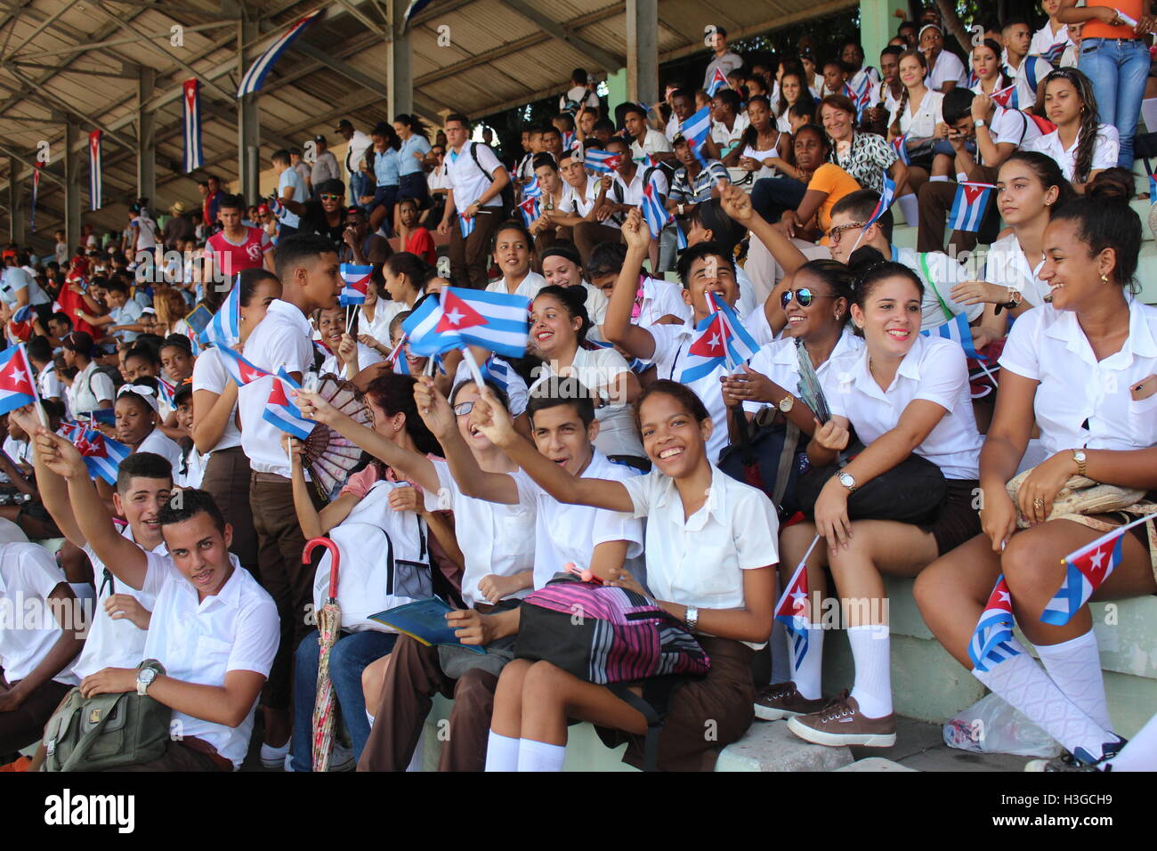 Havana, Cuba. 7th Oct, 2016. Cuban students attend a friendly game