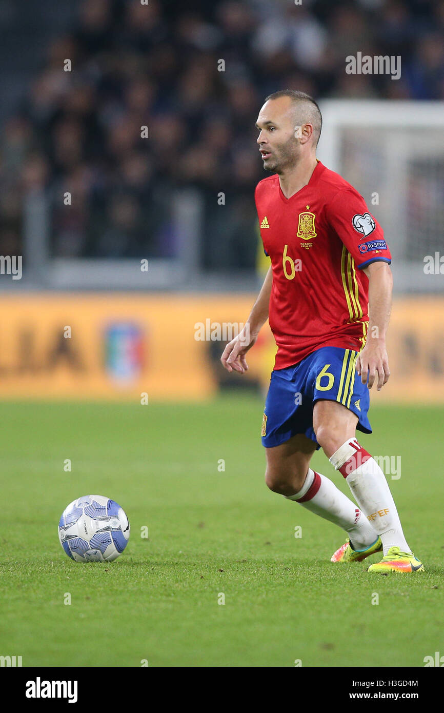 Juventus Stadium, Turin, Italy. 06th Oct, 2016. FIFA World Cup Qualifying Football. Italy versus Spain. Iniesta in action during the match © Action Plus Sports/Alamy Live News Stock Photo