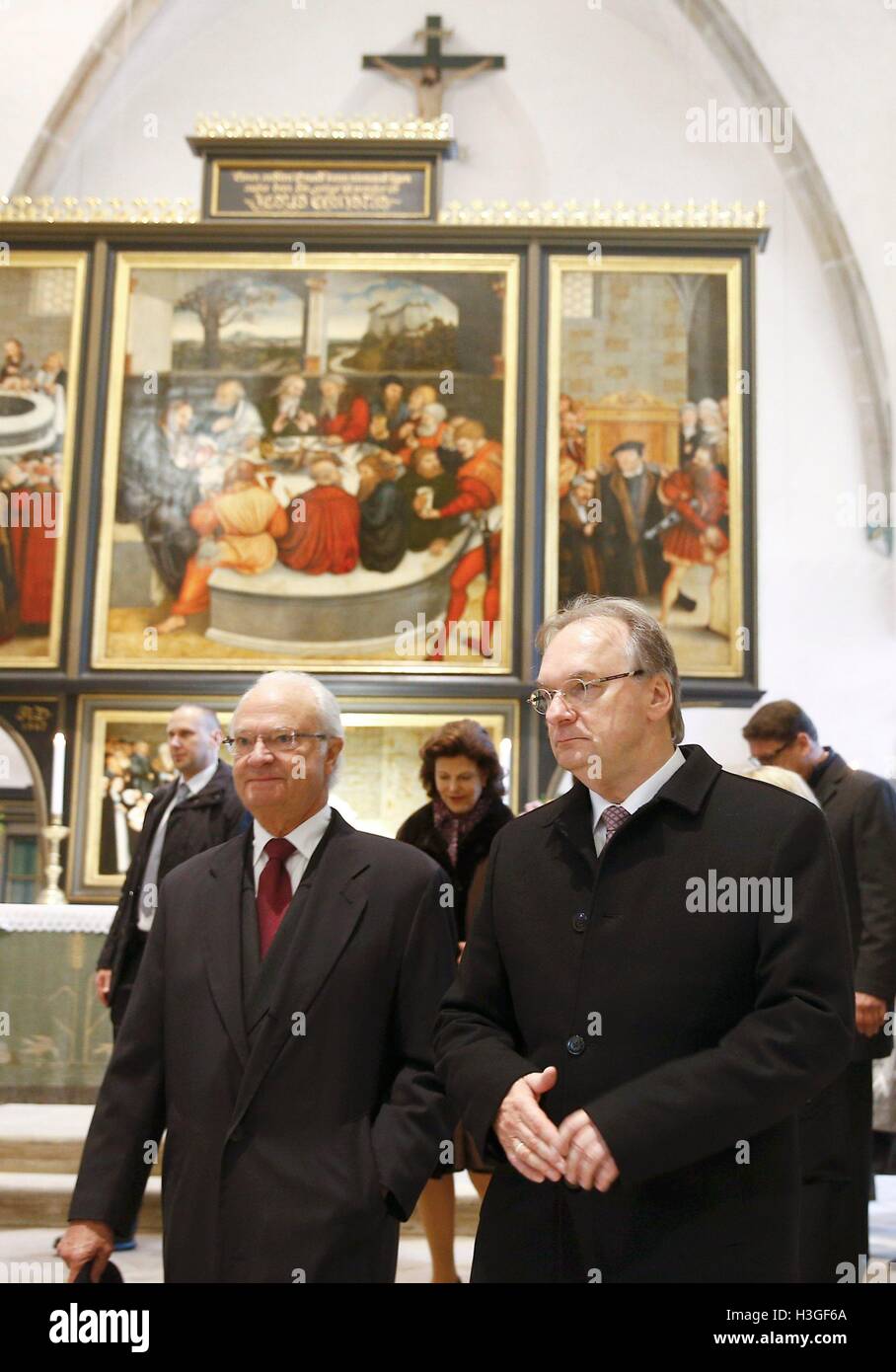 Wittenberg, Germany. 08th Oct, 2016. Queen Silvia and King Carl XVI Gustaf of Sweden perambulate the 'Stadtkirche' accompanied by Reiner Haseloff (R) during their visit in Saxony-Anhalt's Wittenberg, the city of Luther, Germany, October 8, 2016. Photo: Axel Schmidt/dpa/Alamy Live News Stock Photo