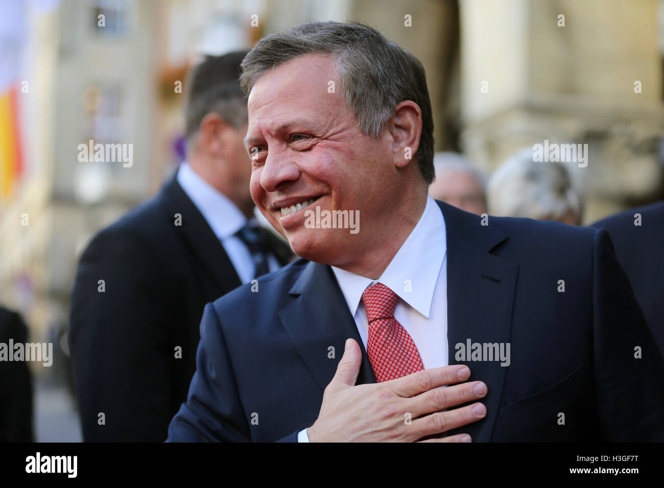 Muenster, Germany. 08th Oct, 2016. King Abdullah II of Jordan smiles as he arrives at the award ceremony of the Westfaelischer Friedenspreises (lit. Westphalian Peace Prize) in Muenster, Germany, 8 October 2106. He received the award for his mediating role in the Middle East. PHOTO: INA FASSBENDER/DPA Credit:  dpa picture alliance/Alamy Live News Stock Photo