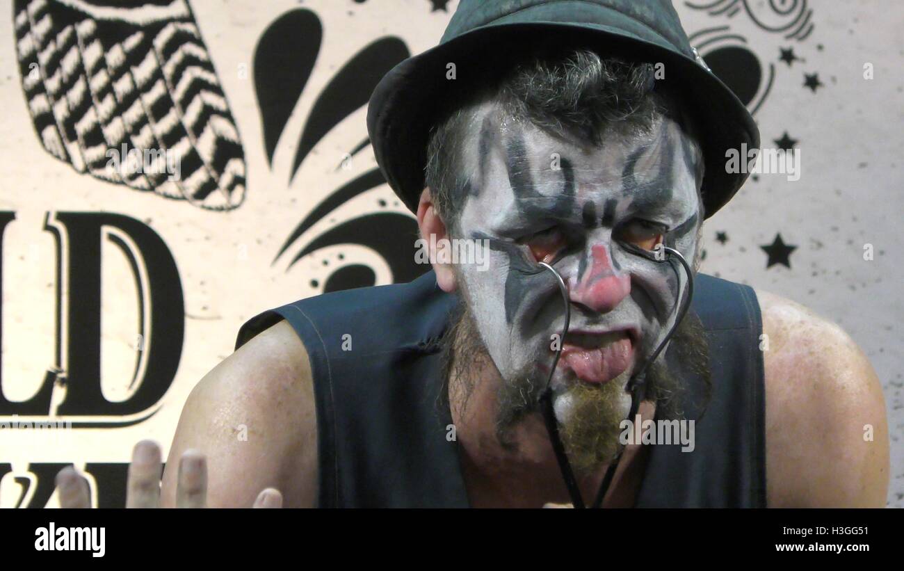 Tel Aviv, Israel. 07th Oct, 2016. Jelly Boy The Clown hangs things from