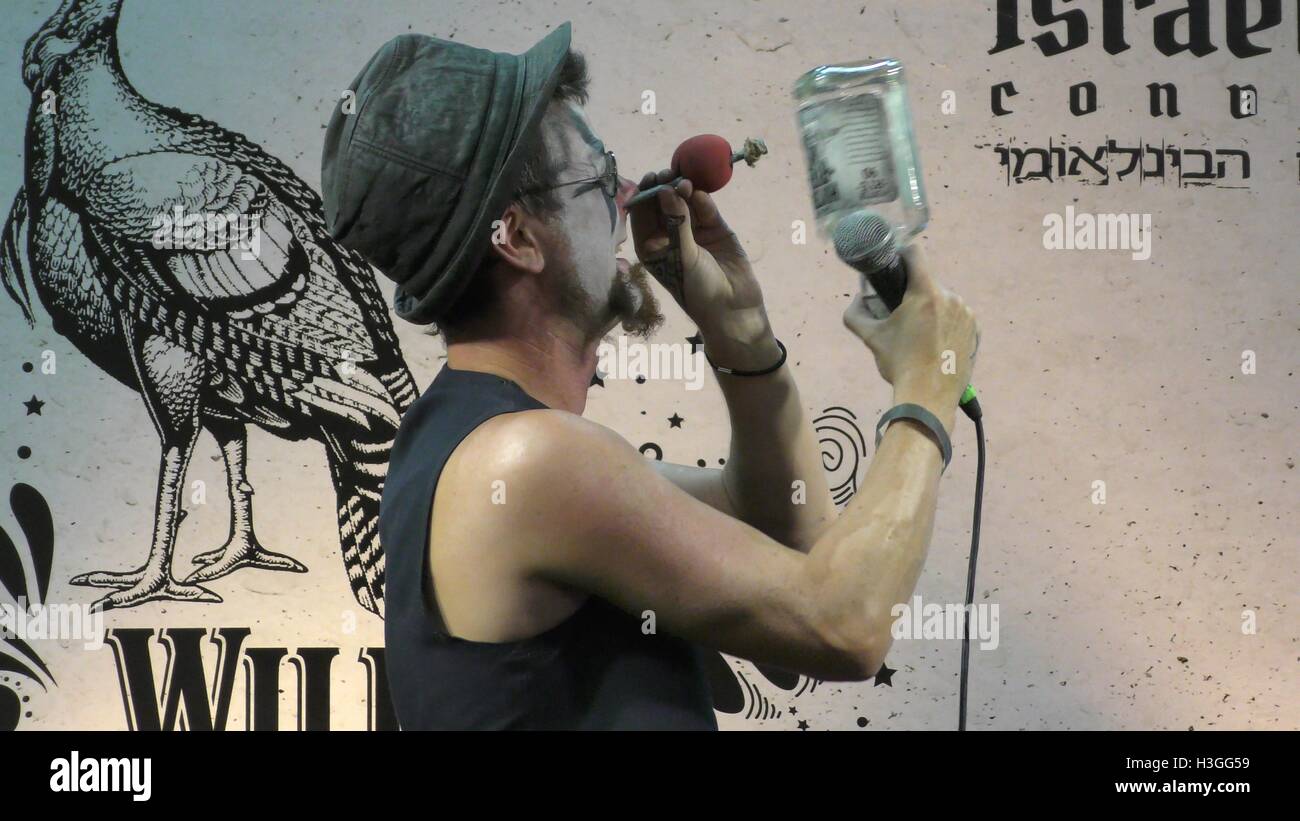 Tel Aviv, Israel. 07th Oct, 2016. Jelly Boy The Clown inserts a secure