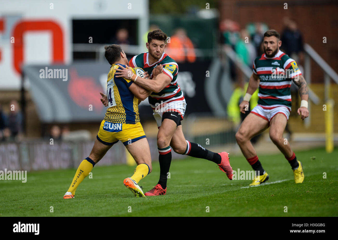 Wellford Road, Northampton, UK. 08th Oct, 2016. Aviva Premiership Rugby. Leicester Tigers versus Worcester Warriors. Owen Williams (Leicester Tigers) is stopped by Perry Humphreys (Worcester Warriors). Credit:  Action Plus Sports/Alamy Live News Stock Photo