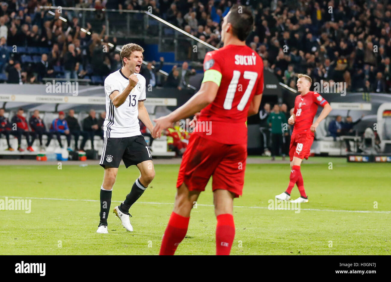Hamburg, Germany. 08th Oct, 2016. Thomas MUELLER, DFB 13 celebrates his goalfot 1-0, Cheering, joy, emotions, celebrating, laughing, cheering, rejoice, tearing up the arms, clenching the fist, World Cup Qualification Germany - Czech Republic 3-0 in Hamburg, Germany at October 8, 2016/08.10.2016 Credit:  Peter Schatz/Alamy Live News Stock Photo