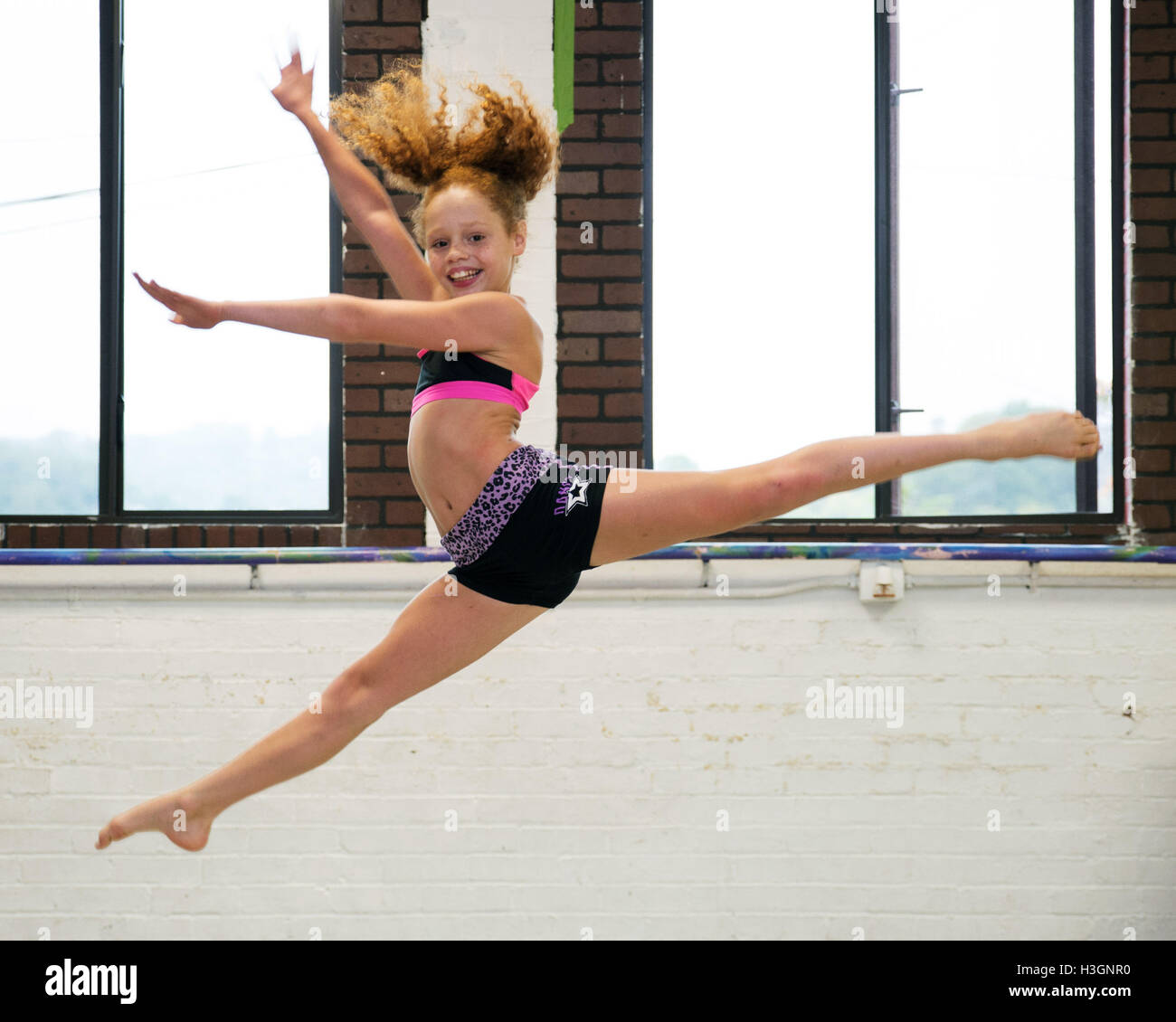 Canonsburg, U.S.A. 08th Oct, 2016. Dancer Bella Gannt performs a split leap at Dance Extensions Performing Arts Center. Canonsburg, PA, USA. Credit:  Brent Clark/Alamy Live News Stock Photo