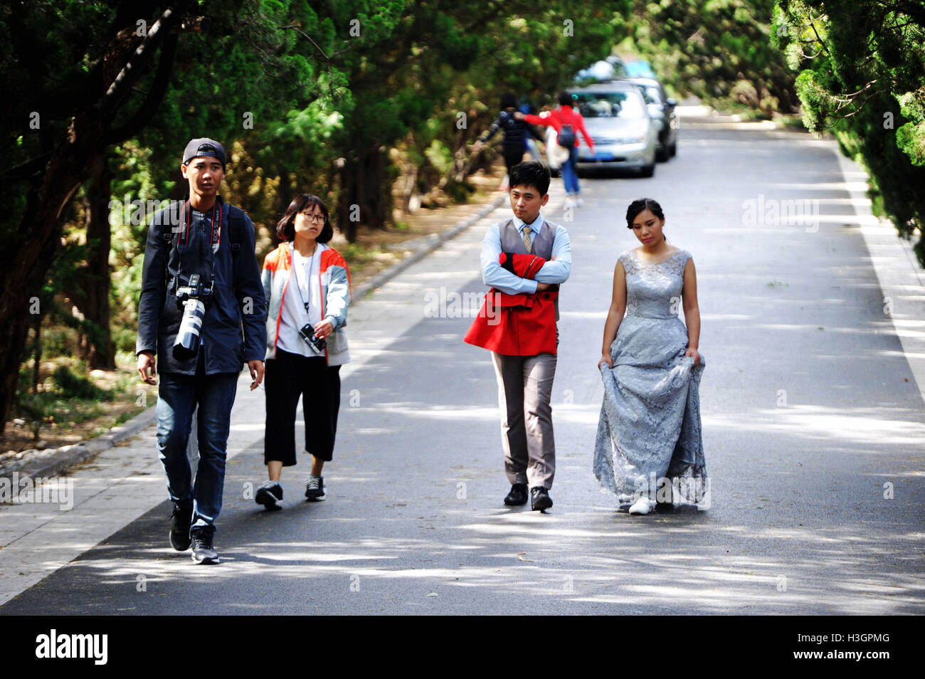 Qingdao, Qingdao, China. 8th Oct, 2016. Qingdao, CHINA-October 8 2016:?(EDITORIAL?USE?ONLY.?CHINA?OUT) A couple walk at the scenic spot Eight Great Passes in Qingdao, east ChinaÂ¡Â¯s Shandong Province, October 8th, 2016. As autumn comes, many couples flock to Qingdao to shoot wedding photos in beautiful scenic spots. © SIPA Asia/ZUMA Wire/Alamy Live News Stock Photo