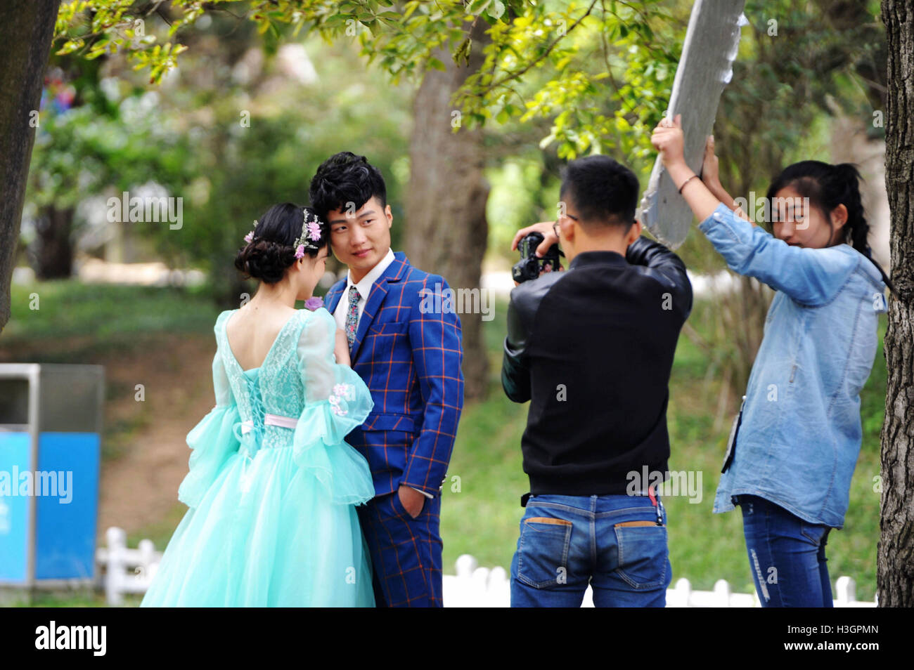 Qingdao, Qingdao, China. 8th Oct, 2016. Qingdao, CHINA-October 8 2016:?(EDITORIAL?USE?ONLY.?CHINA?OUT) A couple pose for wedding photos at the scenic spot Eight Great Passes in Qingdao, east ChinaÂ¡Â¯s Shandong Province, October 8th, 2016. As autumn comes, many couples flock to Qingdao to shoot wedding photos in beautiful scenic spots. © SIPA Asia/ZUMA Wire/Alamy Live News Stock Photo