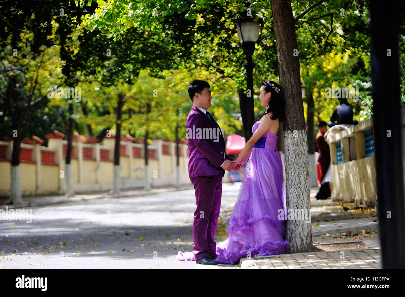 Qingdao, Qingdao, China. 8th Oct, 2016. Qingdao, CHINA-October 8 2016:?(EDITORIAL?USE?ONLY.?CHINA?OUT) A couple pose for wedding photos at the scenic spot Eight Great Passes in Qingdao, east ChinaÂ¡Â¯s Shandong Province, October 8th, 2016. As autumn comes, many couples flock to Qingdao to shoot wedding photos in beautiful scenic spots. © SIPA Asia/ZUMA Wire/Alamy Live News Stock Photo