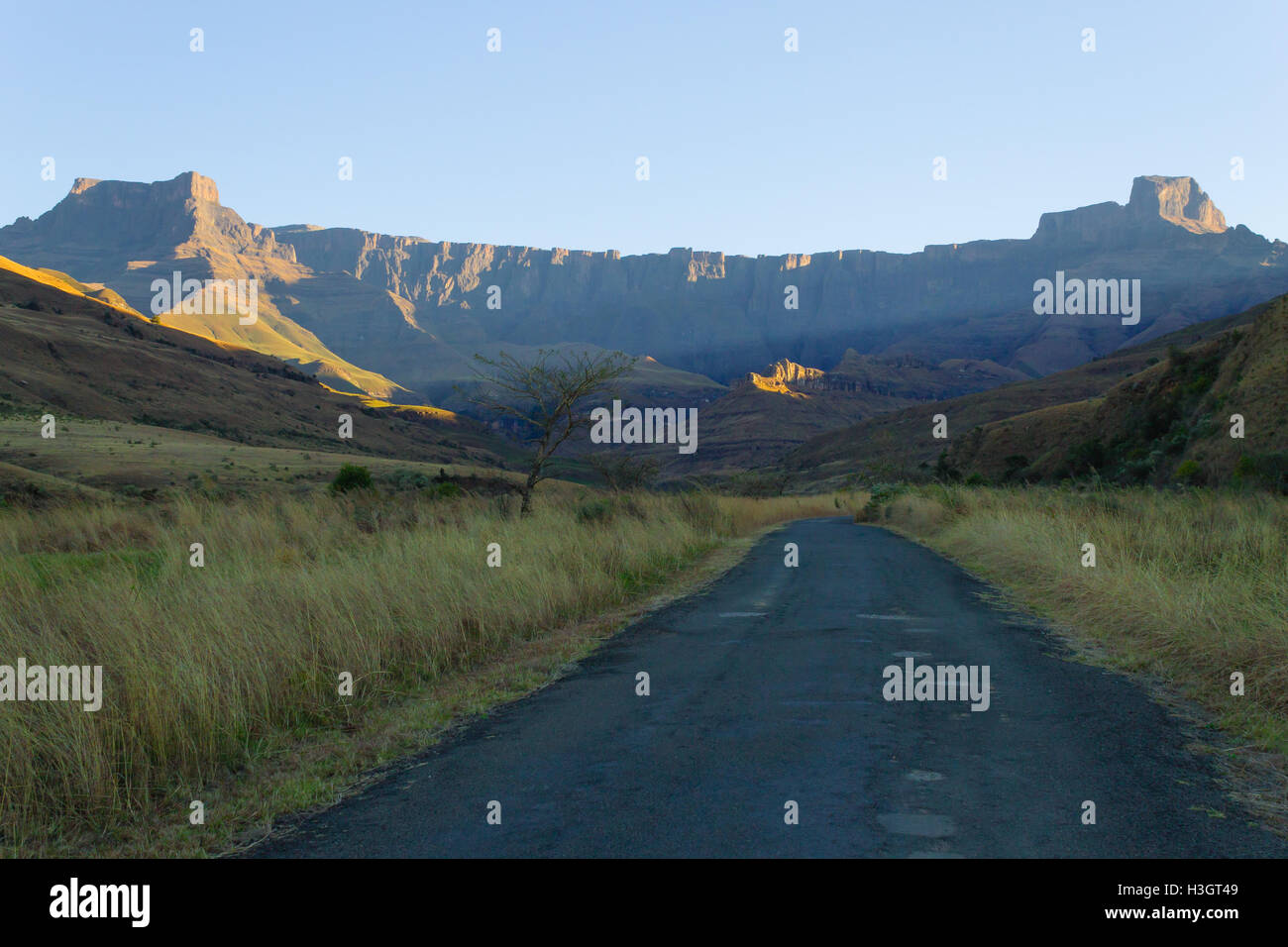 South African landmark, Amphitheatre from Royal Natal National Park ...