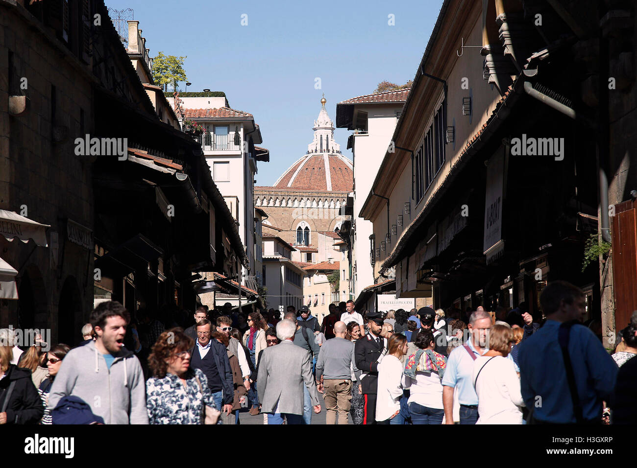 Tourists at Ponte Vecchio (Old Bridge) Florence 7th October 2016. Places and monuments of the city. Foto Samantha Zucchi Insidef Stock Photo