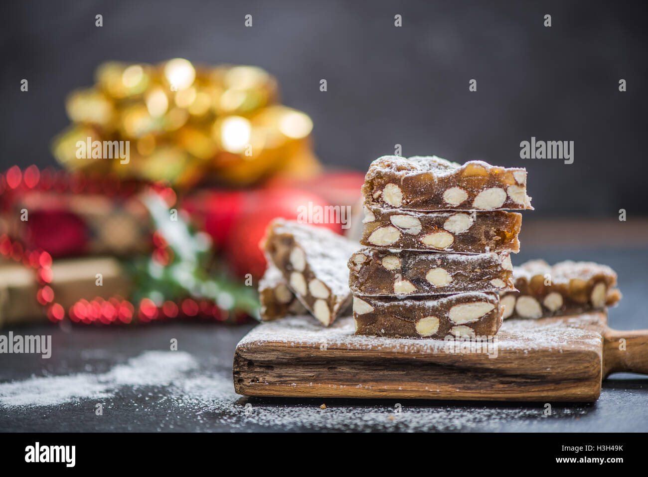 What to feed a christmas cake with