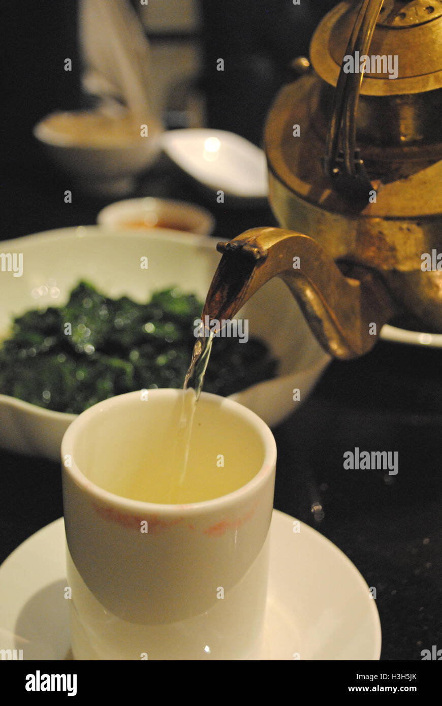 Pouring Chinese tea at a restaurant in Shanghai Stock Photo