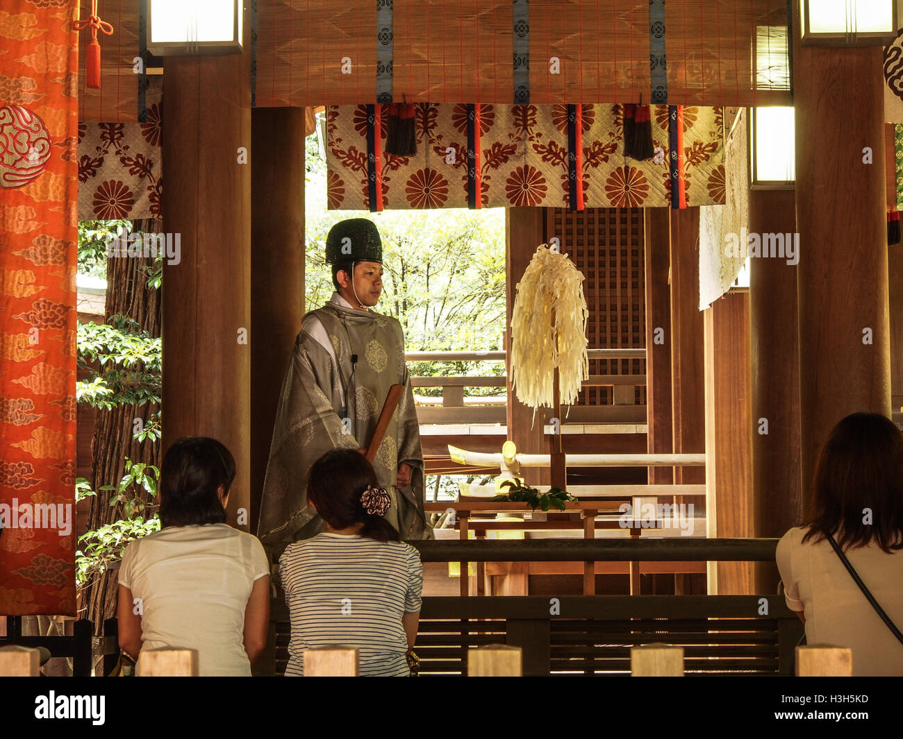 Shinto robes hi-res stock photography and images - Alamy