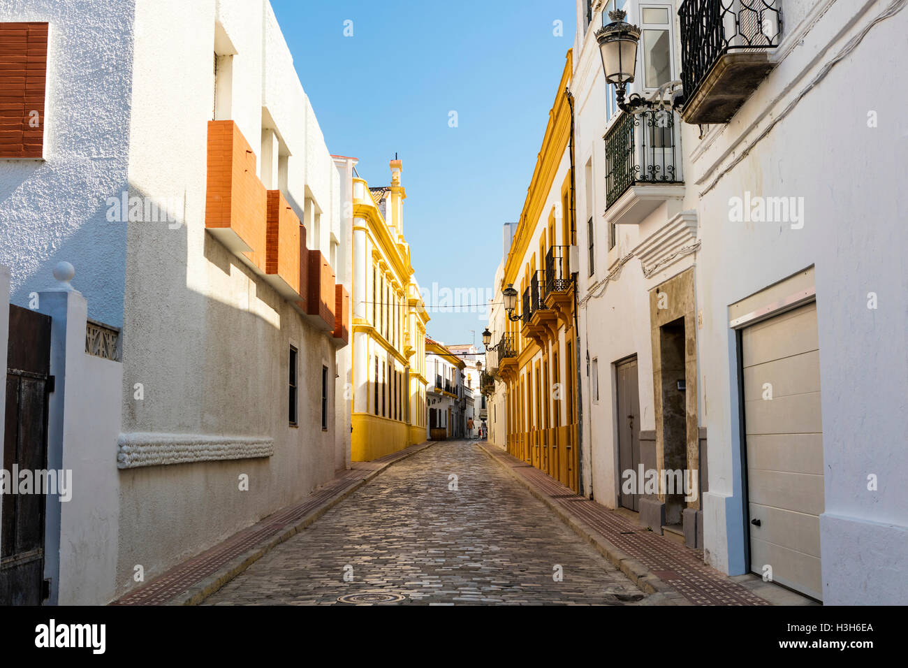 Narrow cobbled alley stone hi res stock photography and images alamy