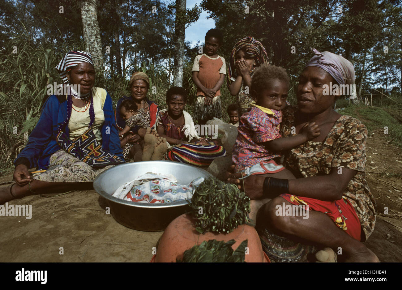 Huli women and children Stock Photo