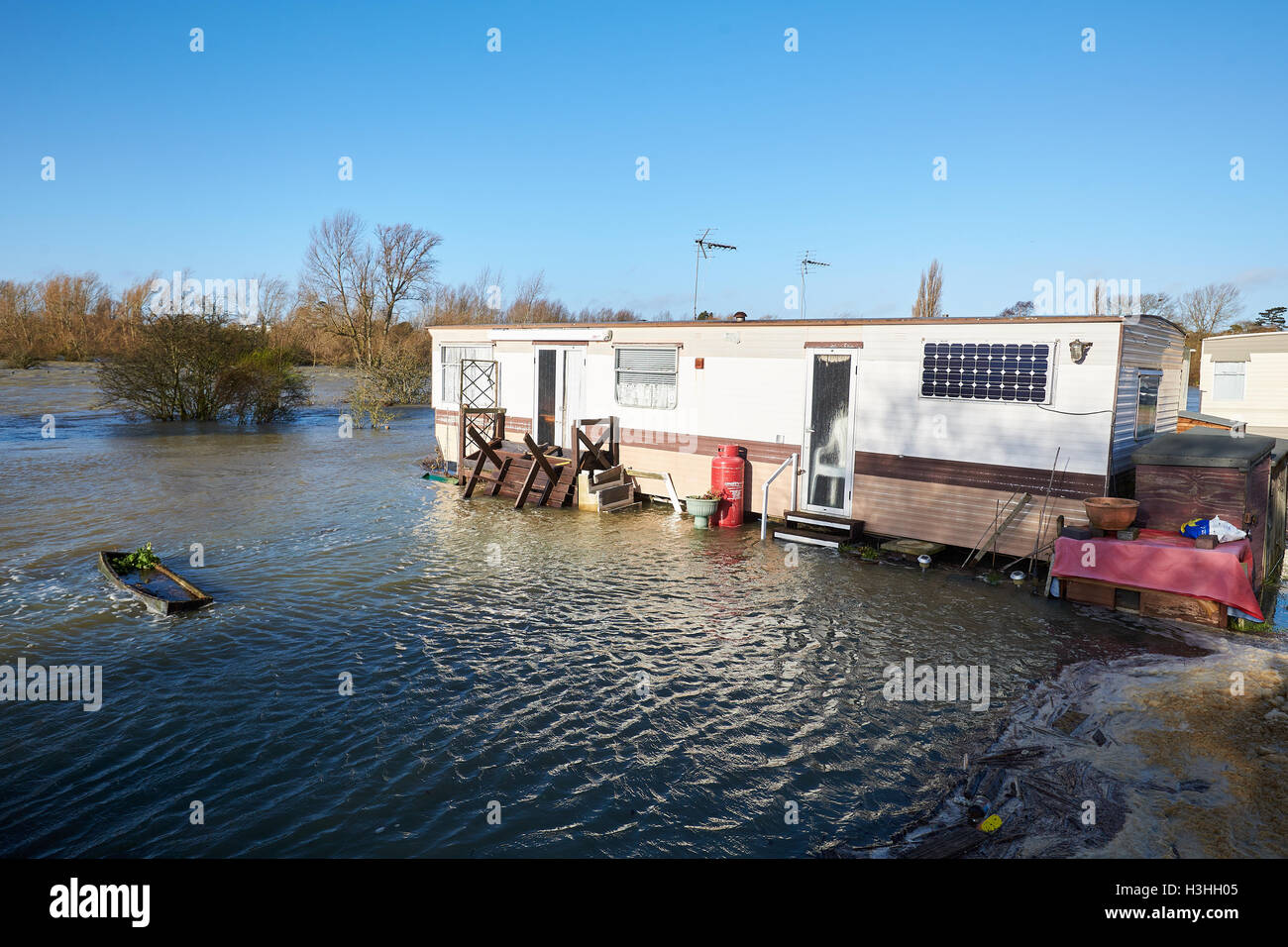 General view of the Bridge House caravan park in Clifton Hampden during flooding Stock Photo