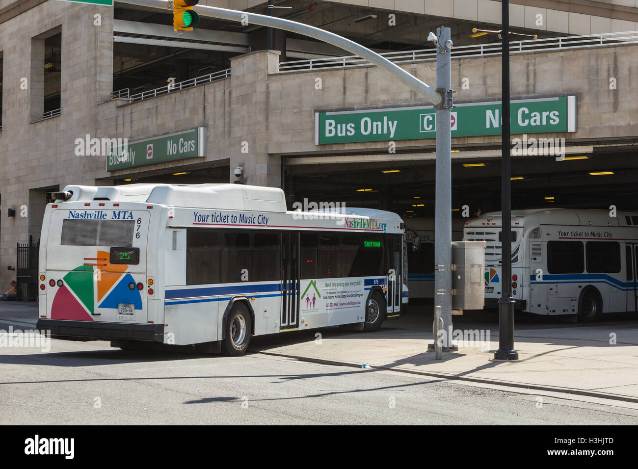 a-nashville-mta-bus-enters-the-music-cit