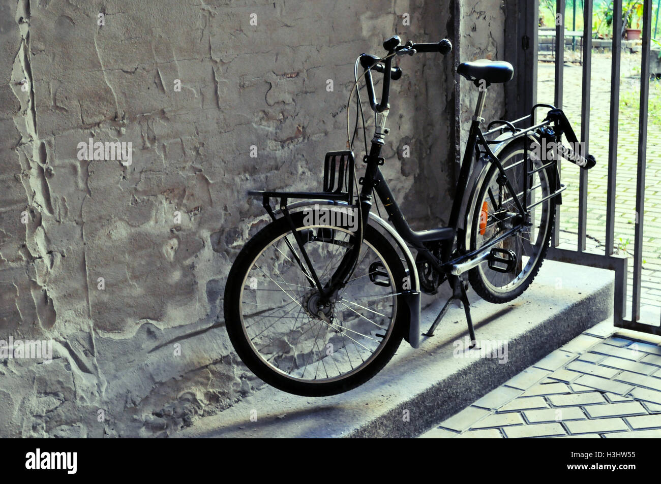 Old black gates hi-res stock photography and images - Alamy