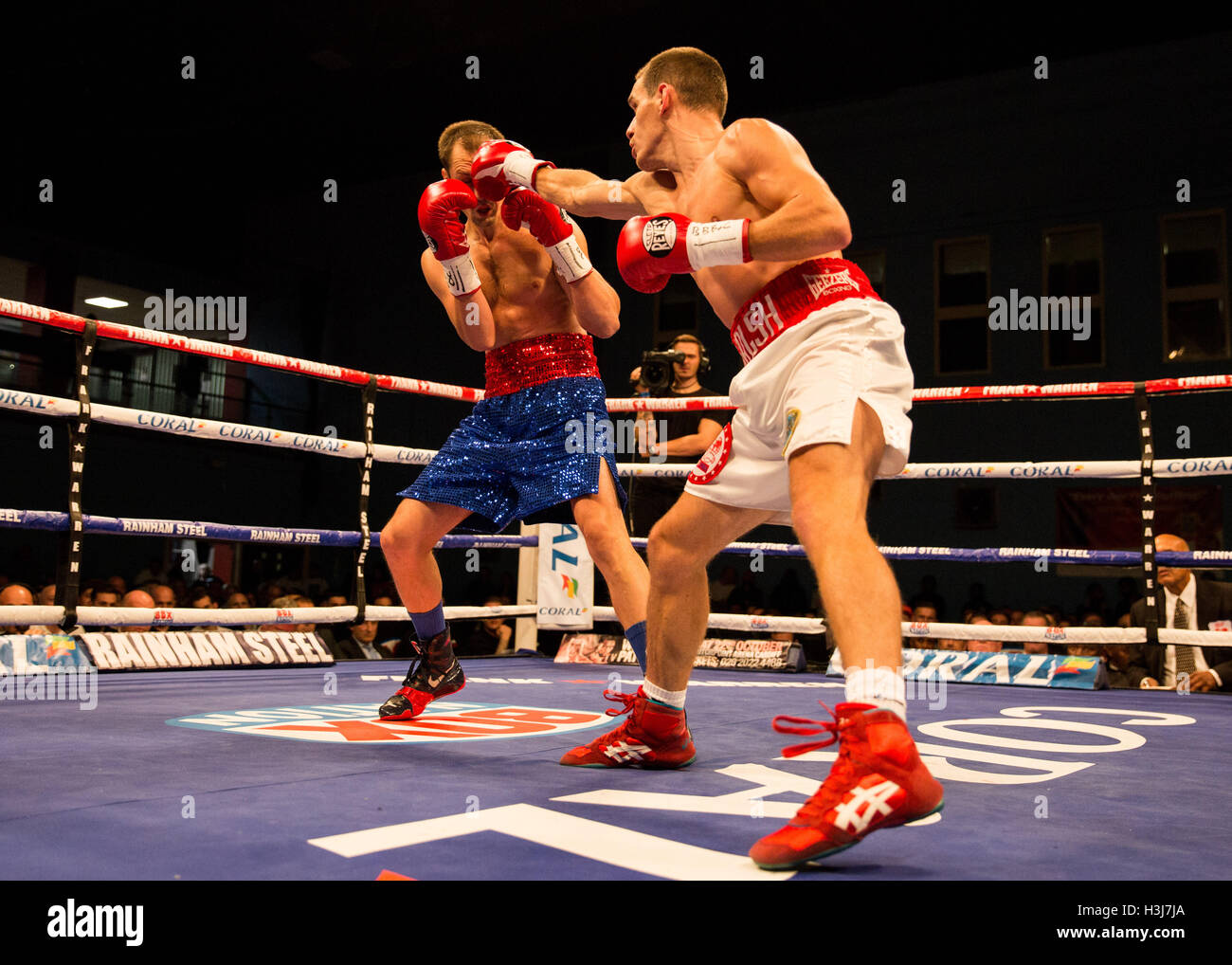 Liam Walsh boxing against Andrey Klimov in a final eliminator for a shot a the IBF World Super-Featherweight title Stock Photo