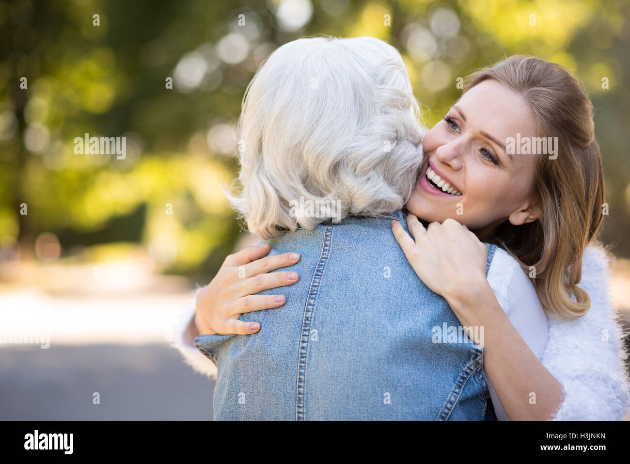 Тетя обнимает. Тетя обнимает. Мамины объятия. Мама обнимает дочь. Объятия пожилая мама и дочка.