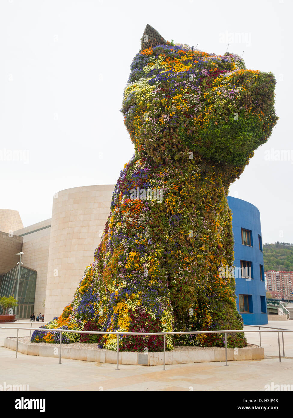 Jeff Koons Puppy flower sculpture outside Guggenheim Bilbao Museum Stock Photo