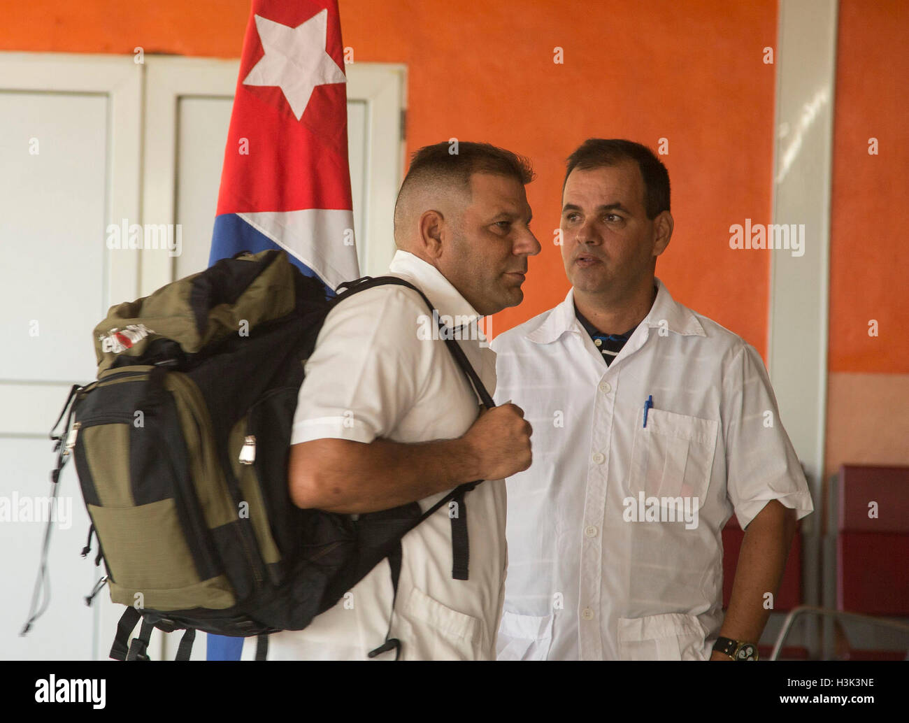 Havana, Cuba. 8th Oct, 2016. Image provided by Cubadebate shows Cuban doctors preparing to leave for Haiti, at the Jose Marti International Airport, in Havana, Cuba, on Oct. 8, 2016. The Cuban government announced on Friday that it would send a medical brigade to Haiti to help its people victimized by Hurricane Matthew. © Ismael Francisco/Cubadebate/Xinhua/Alamy Live News Stock Photo