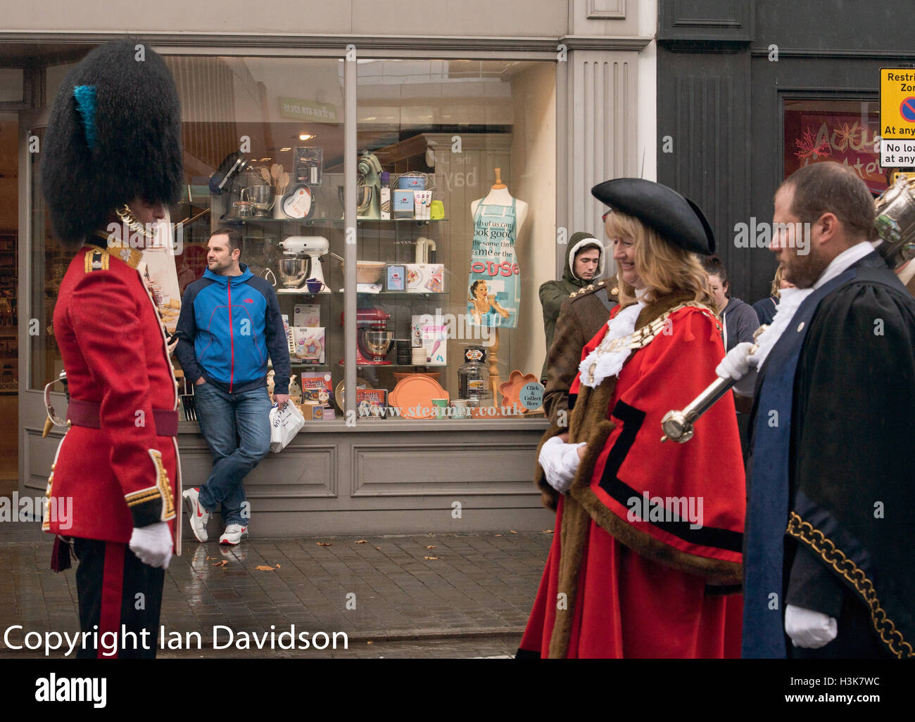 brentwood, Essex, 9th October 2016, The Mayor of Brentwood, Councilor Noelle Hones, talks to the officer commanding the Irish Guards band at the 124 Transport Squadron in Freedom of Entry ceremony in Brentwood, Essex with heavy rain Credit:  Ian Davidson/Alamy Live News Stock Photo