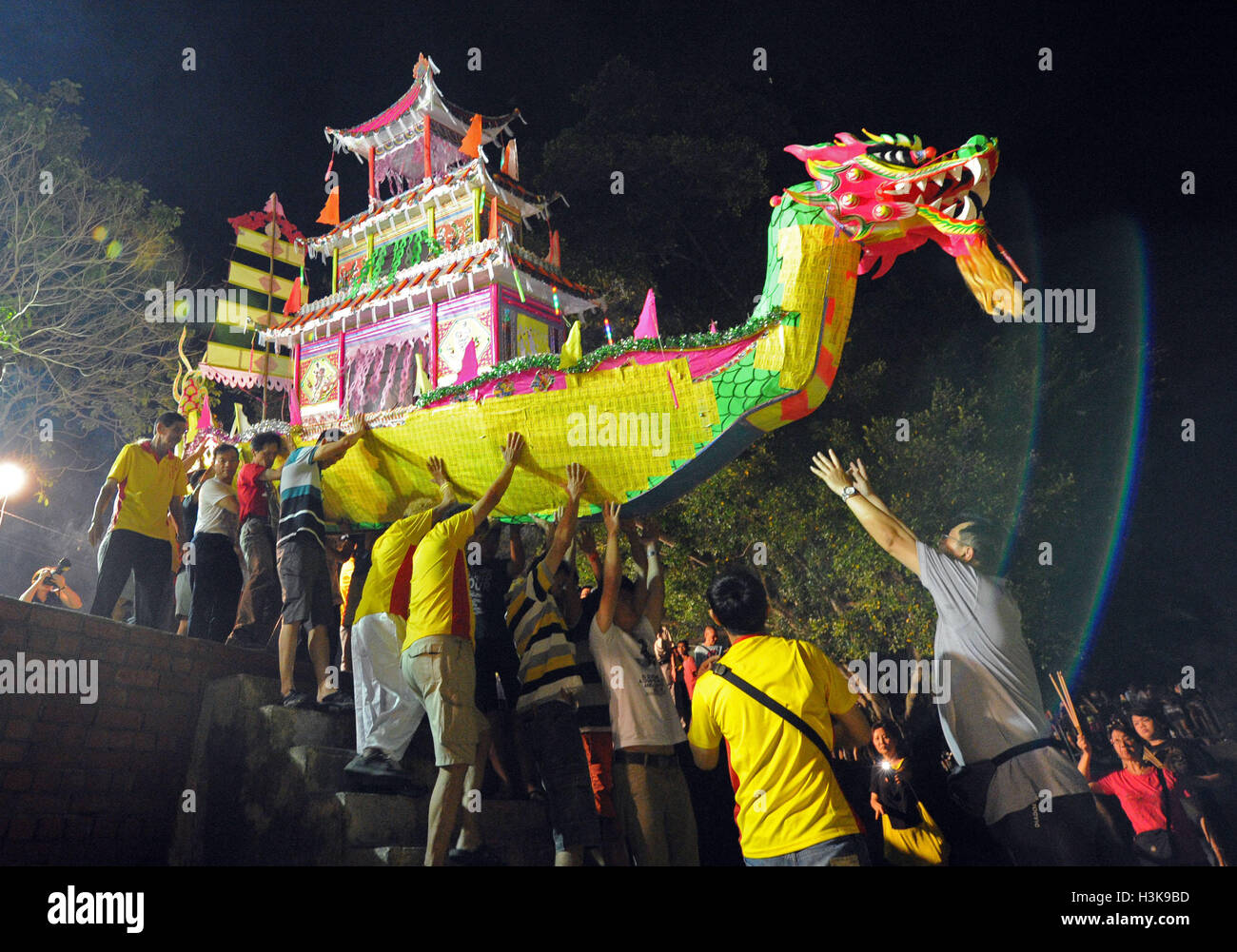 Singapore. 9th Oct, 2016. Taoist devotees participate in the Nine Emperor Gods Festival celebration in Singapore on Oct. 9, 2016. Singapore's Taoist devotees celebrated the last day of the 9-day Nine Emperor Gods Festival here on Sunday. Credit:  Then Chih Wey/Xinhua/Alamy Live News Stock Photo
