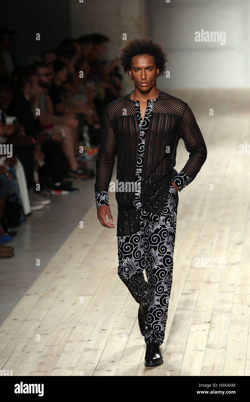 Lisbon, Portugal. 9th Oct, 2016. A model presents a creation from the Angolan fashion designer Nadir Tati Spring/Summer 2017 collection during the Lisbon Fashion Week on October 9, 2016 in Lisbon, Portugal. Photo: Pedro Fiuza Credit:  Pedro Fiuza/ZUMA Wire/Alamy Live News Stock Photo