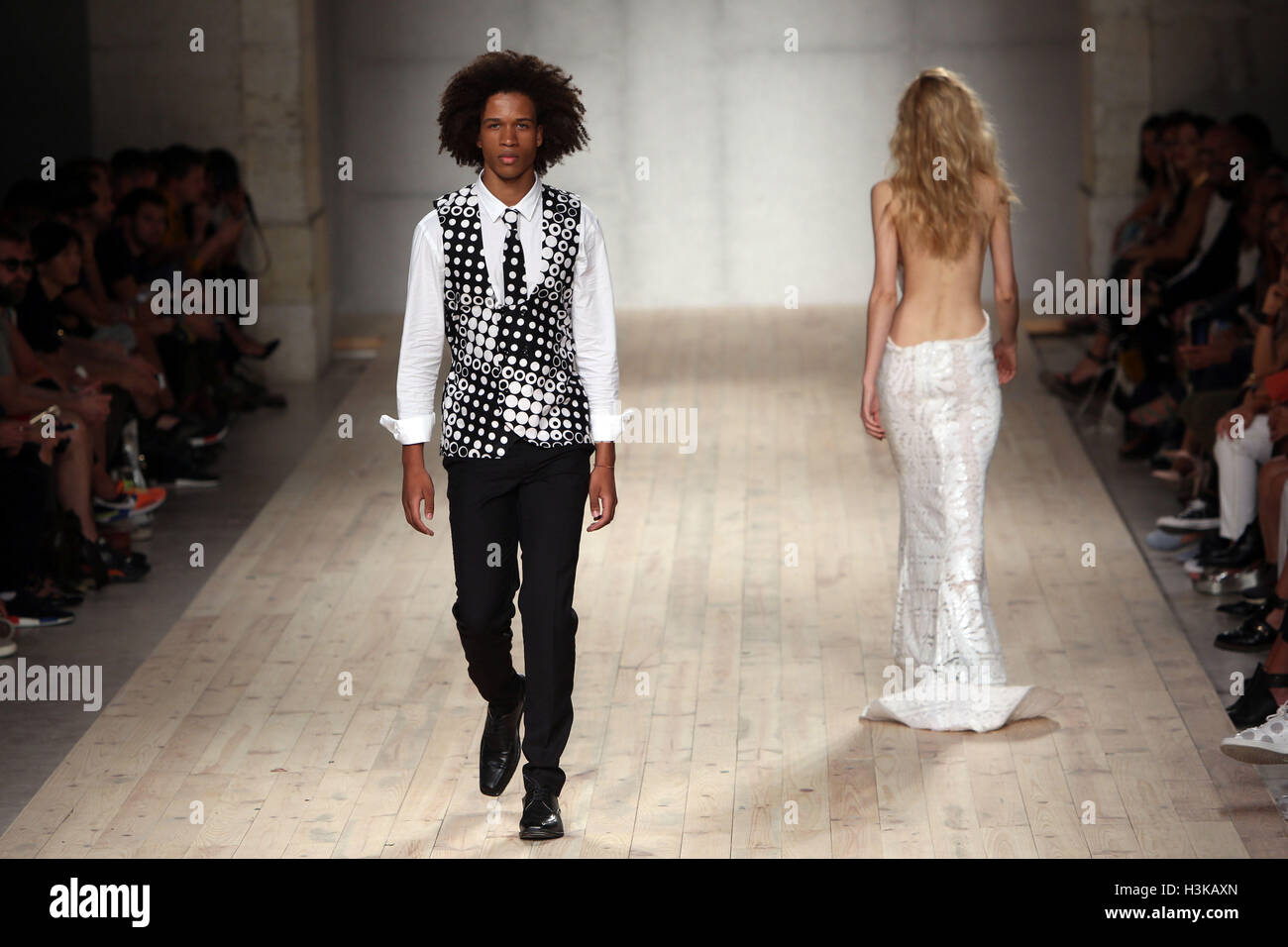 Lisbon, Portugal. 9th Oct, 2016. A model presents a creation from the Angolan fashion designer Nadir Tati Spring/Summer 2017 collection during the Lisbon Fashion Week on October 9, 2016 in Lisbon, Portugal. Photo: Pedro Fiuza Credit:  Pedro Fiuza/ZUMA Wire/Alamy Live News Stock Photo