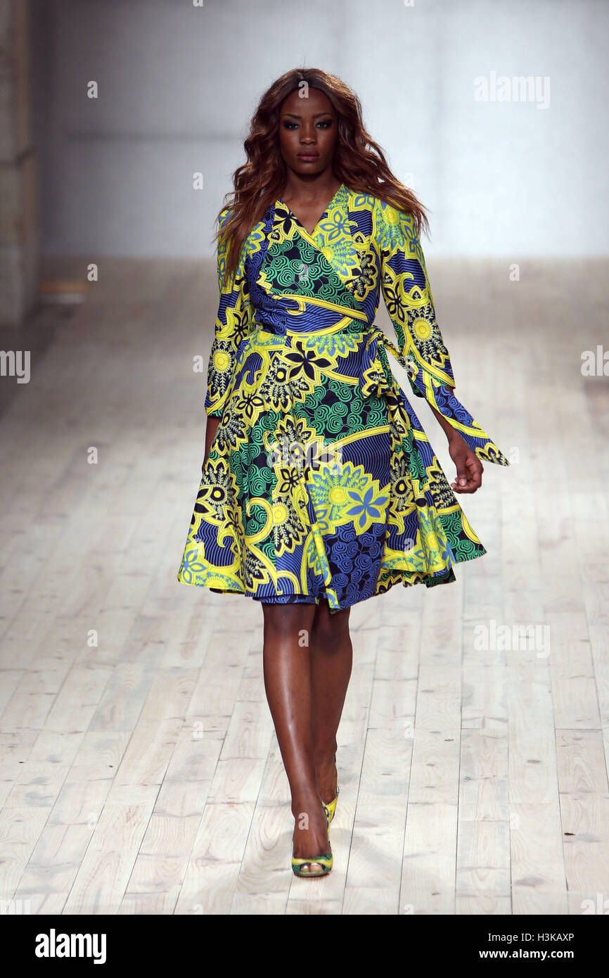 Lisbon, Portugal. 9th Oct, 2016. A model presents a creation from the Angolan fashion designer Nadir Tati Spring/Summer 2017 collection during the Lisbon Fashion Week on October 9, 2016 in Lisbon, Portugal. Photo: Pedro Fiuza Credit:  Pedro Fiuza/ZUMA Wire/Alamy Live News Stock Photo