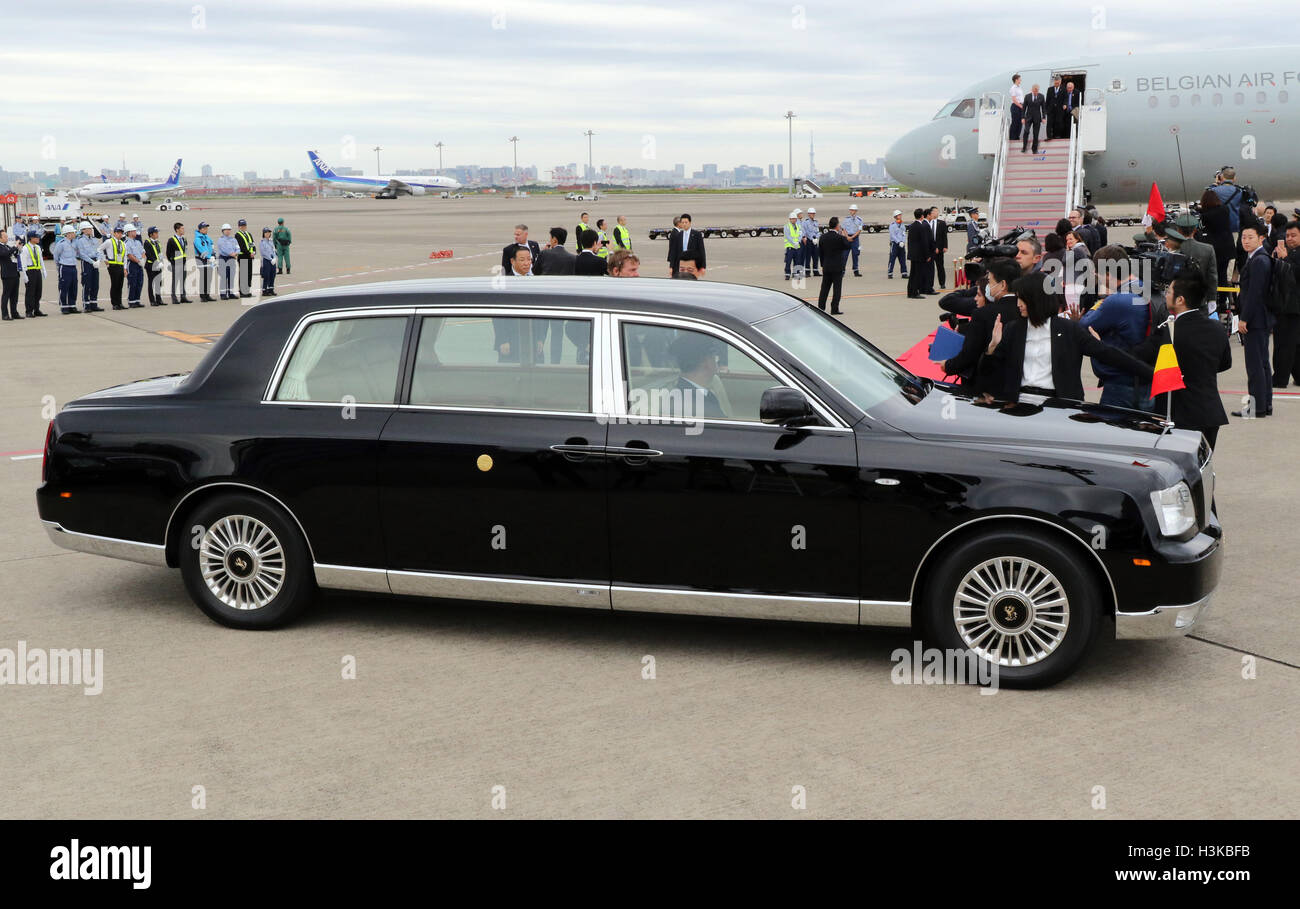 Tokyo, Japan. 10th Oct, 2016. An Imperial limousine is ready for Belgian King Philippe and Queen