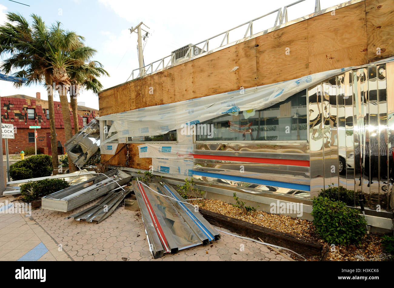 Daytona Beach, Florida, USA. 09th Oct, 2016. The heavily damaged Starlite Diner is seen two days after Hurricane Matthew slammed Daytona Beach, Florida. Matthew is one of the strongest hurricanes to ever batter the U.S. coast. © Paul Hennessy/Alamy Live News Credit:  Paul Hennessy/Alamy Live News Stock Photo