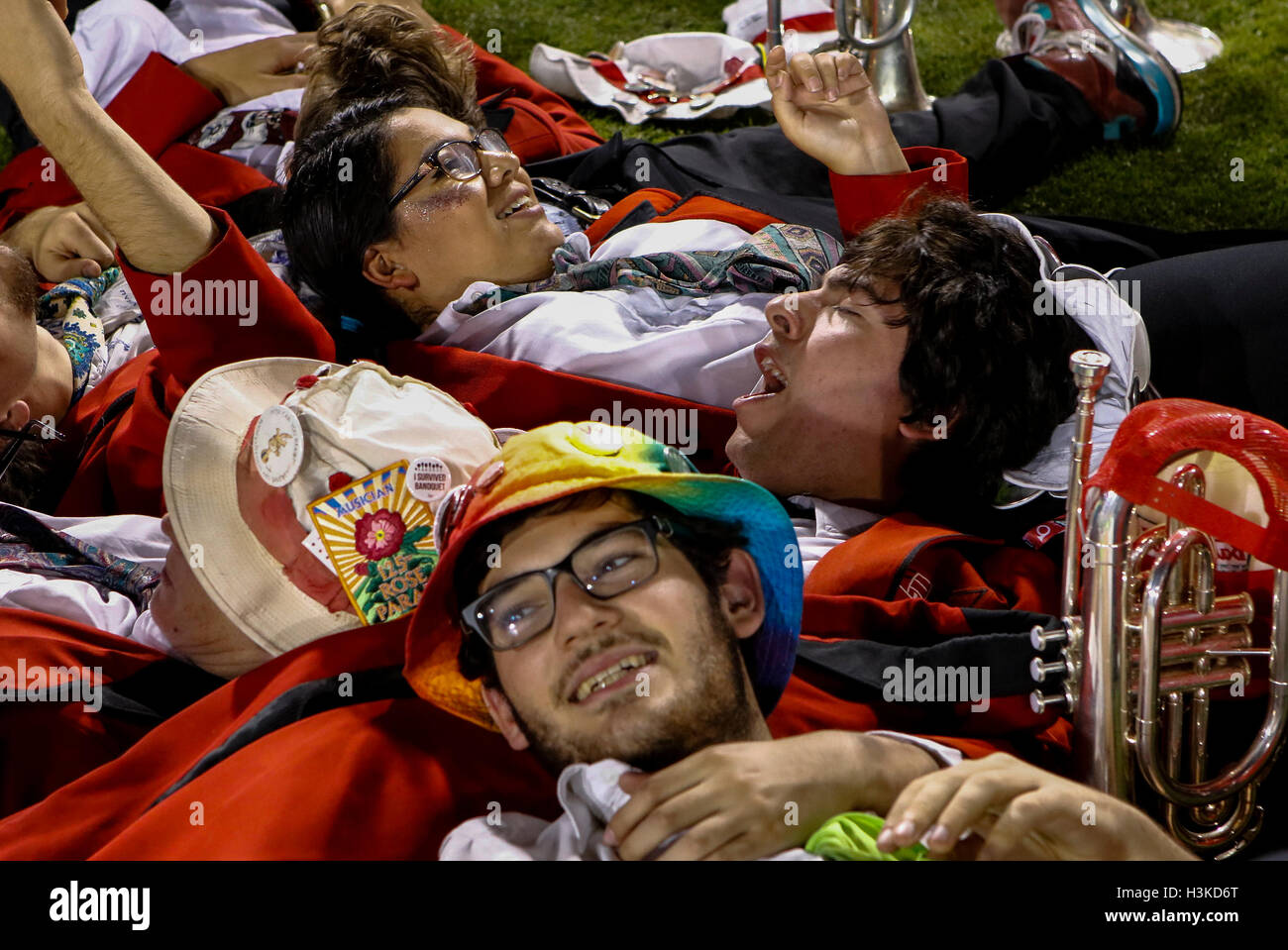 Palo Alto, California, USA. 8th Oct, 2016. The Stanford Band takes a breather during NCAA football action at Stanford University, featuring the Washington State Cougars visiting the Stanford Cardinal. Washington State won the game, 42-16. © Seth Riskin/ZUMA Wire/Alamy Live News Stock Photo