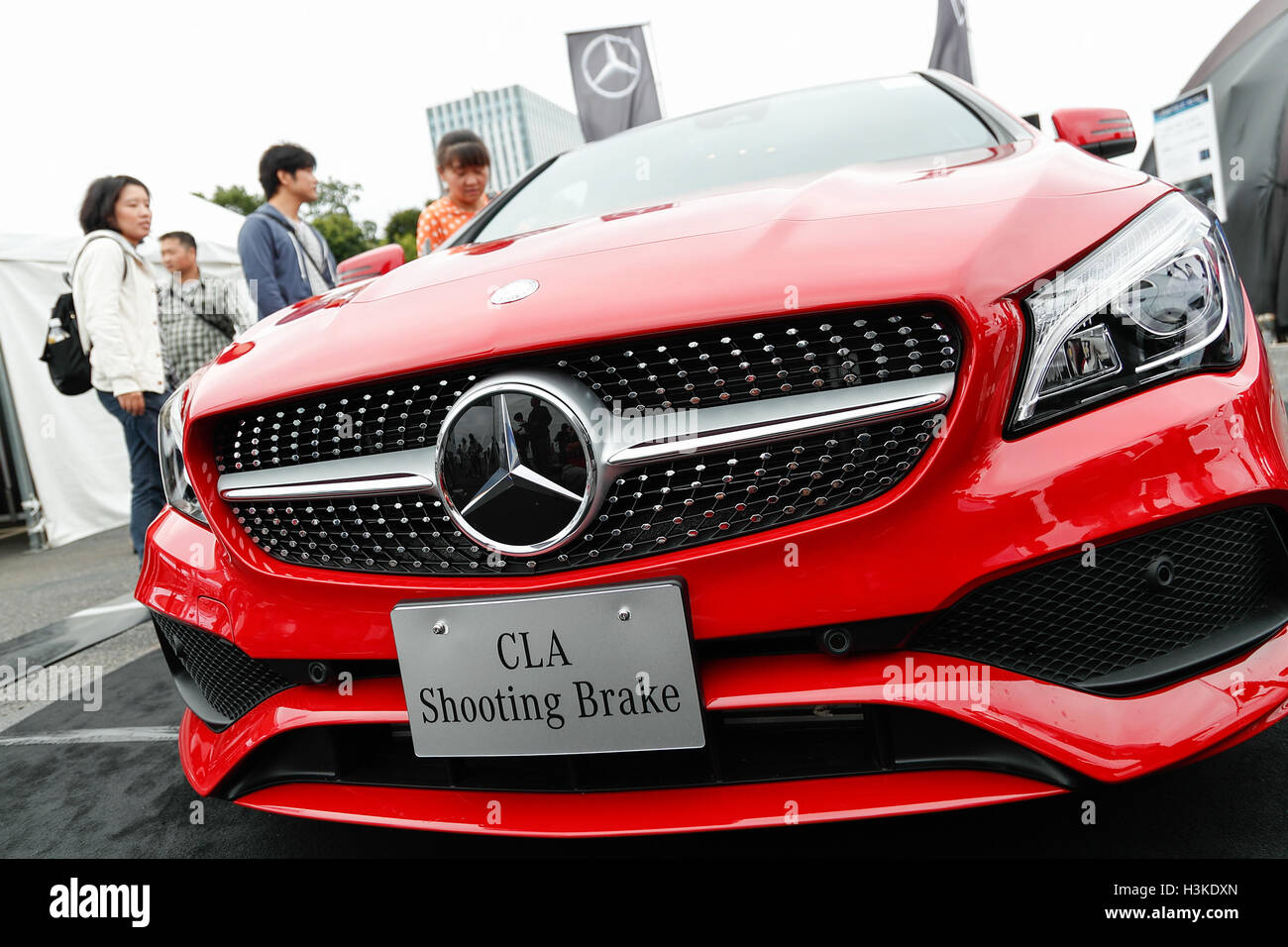 Visitors look at a Mercedes-Benz CLA 180 Shooting Brake Sports on display during the Tokyo Motor Fes 2016 at Odaiba on October 10, 2016, Tokyo, Japan. The annual festival provides an opportunity for visitors of all ages to interact with motor vehicles from Japanese and overseas auto manufacturers. This year organizers set up a 360 degrees VR (Virtual Reality) Dome where visitors can experience the thrills of riding through virtual reality. The exhibition runs from October 8 to 10. Credit:  Rodrigo Reyes Marin/AFLO/Alamy Live News Stock Photo