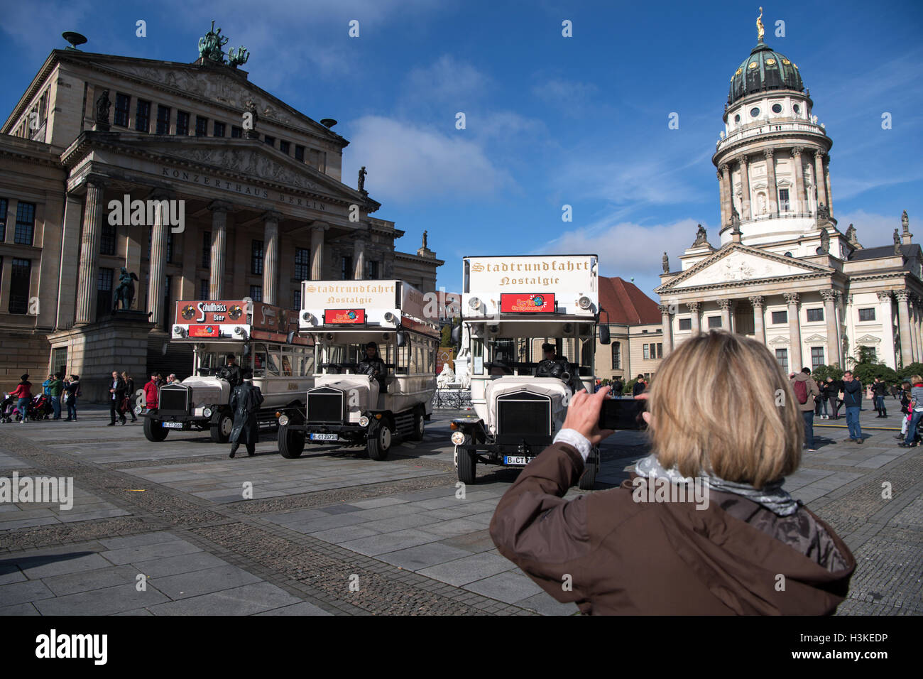 Berlin, Germany. 10th Oct, 2016. Three replicas of the historic 'Zille' bus in central Berlin, Germany, 10 October 2016. The double decker buses, named after the painter Heinrich Zille, were part of the Berlin cityscape between 1916 and 1927. Built by the Berlin Public Transport Company (BVG) between 1976 and 1987, the three replica buses are today utilised for historical city tours by the tourism company BCT Berlin City Tour. Photo: Bernd von Jutrczenka/dpa Stock Photo