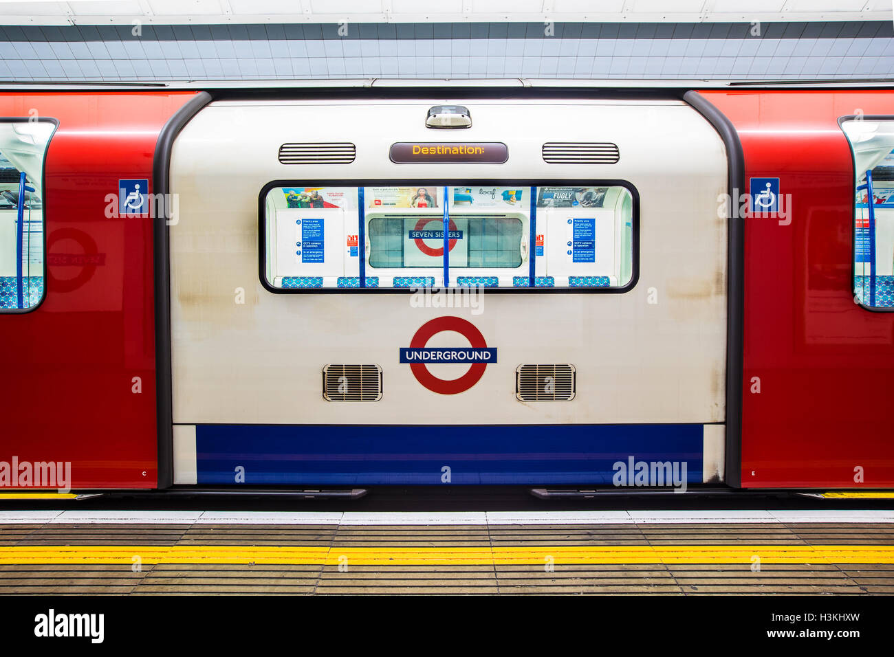 London underground tube station train Stock Photo Alamy