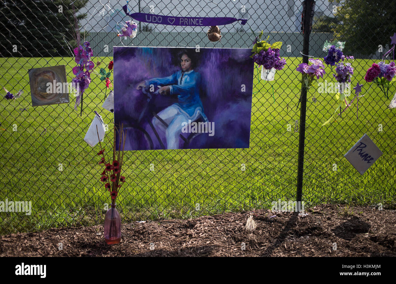 Prince memorabilia attached to a fence surrounding the perimeter of Paisley Park Studios in Chanhassen, Minnesota, USA Stock Photo