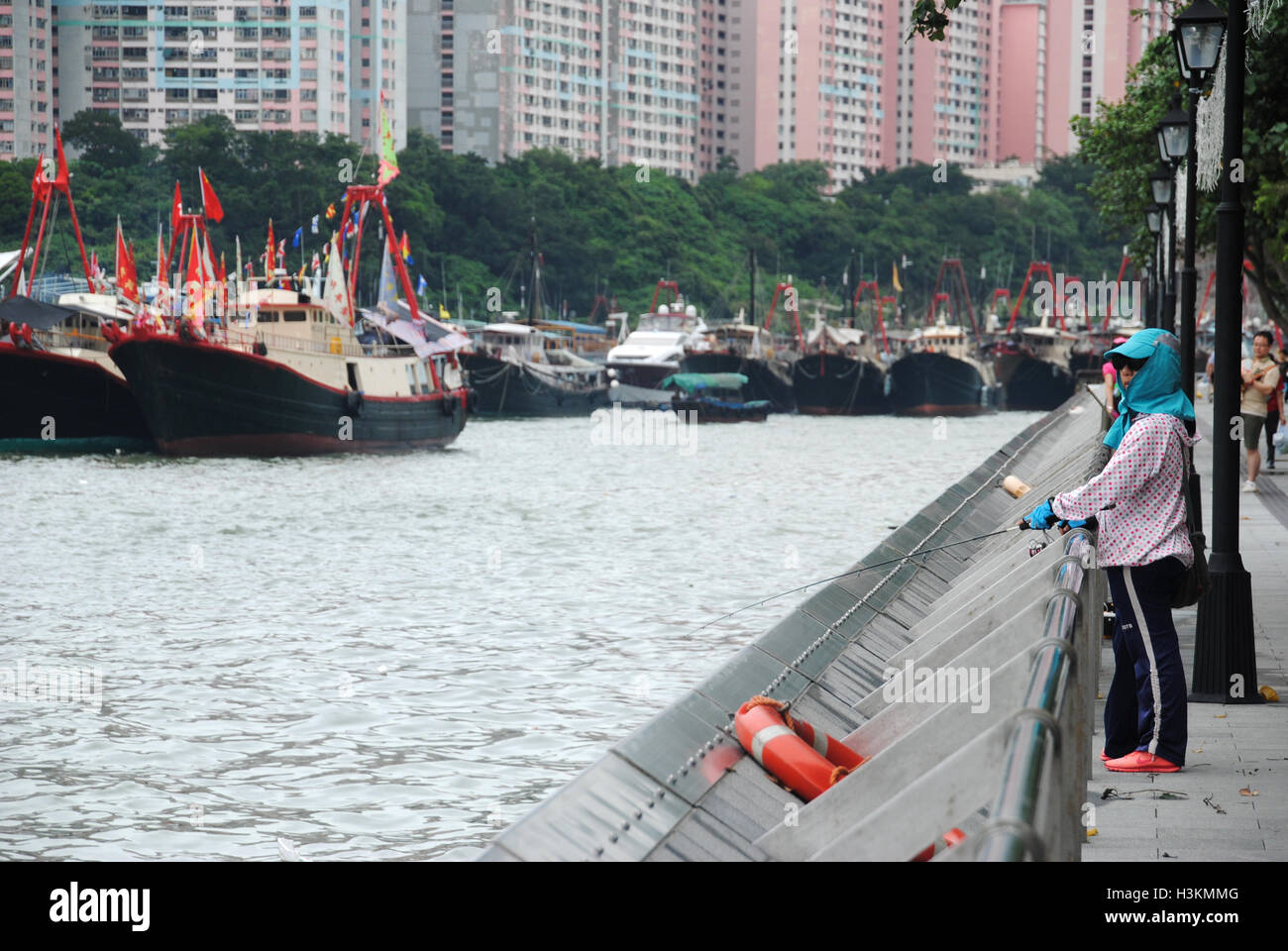 Lady fishing in Aberdeen harbour, Hong Kong Stock Photo