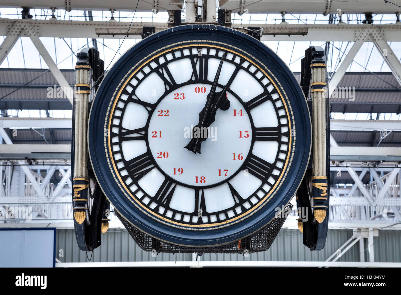 Station clock waterloo station london hires stock photography and images Alamy