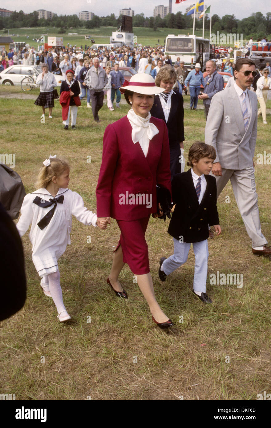 queen-silvia-with-princess-madeleine-and-prince-carl-philip-at-a-horse-H3KT6D.jpg