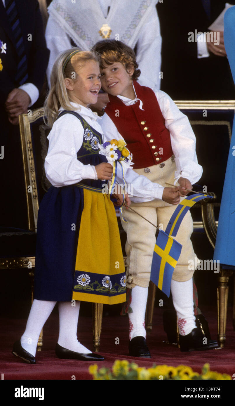 prince-carl-philip-and-princess-madeleine-in-costumes-at-sweden-national-H3KT74.jpg