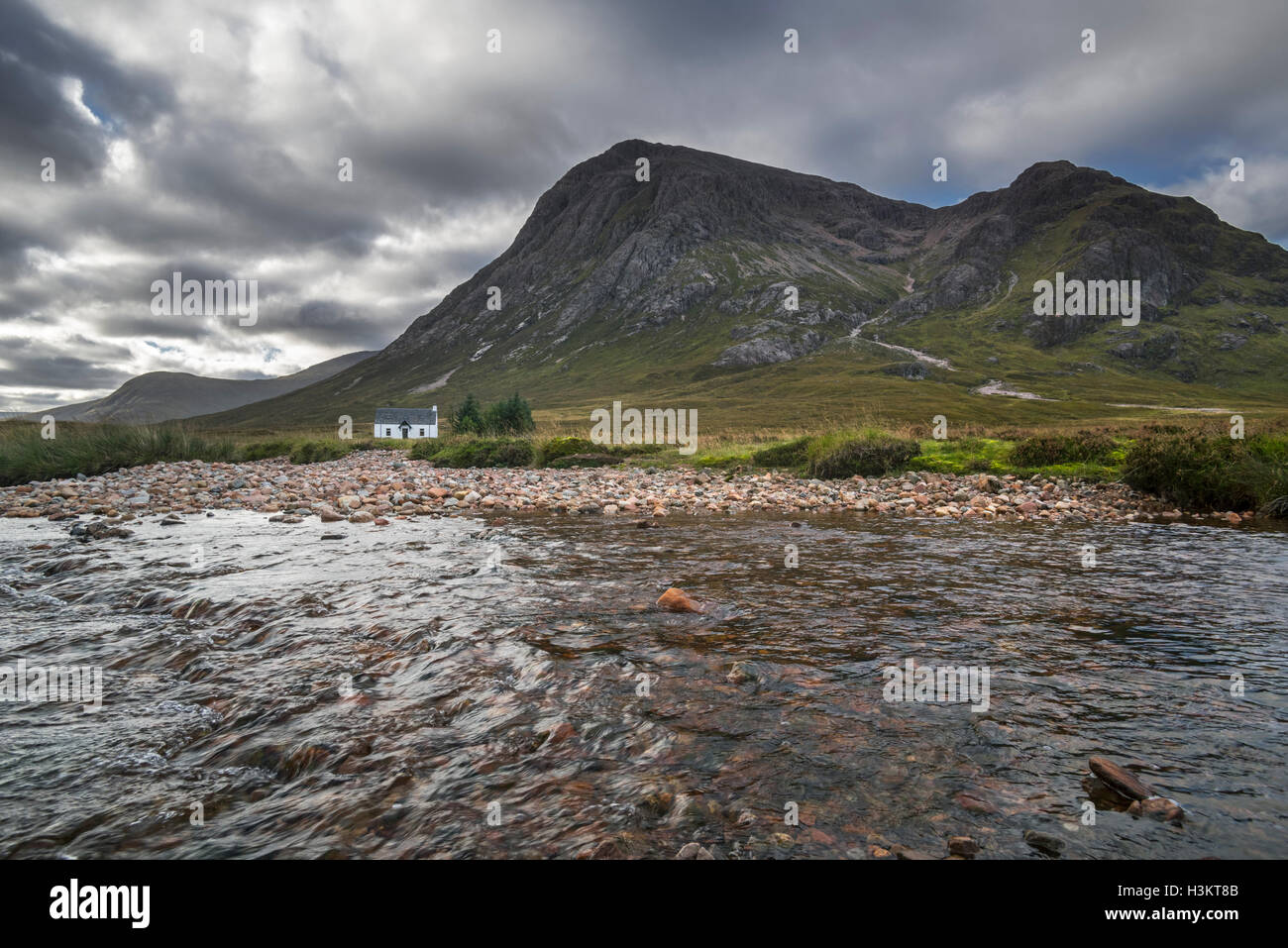 Lagangarbh Hut along River Coupall in front of Buachaille Etive Mor in Glen Coe on a rainy day, Scottish Highlands, Scotland Stock Photo