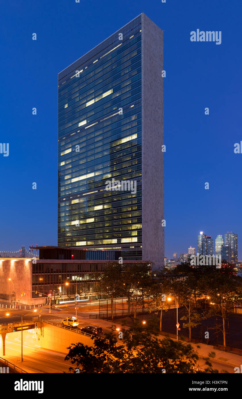 United Nations Headquarters building at twilight. Midtown East, Manhattan, New York CIty Stock Photo