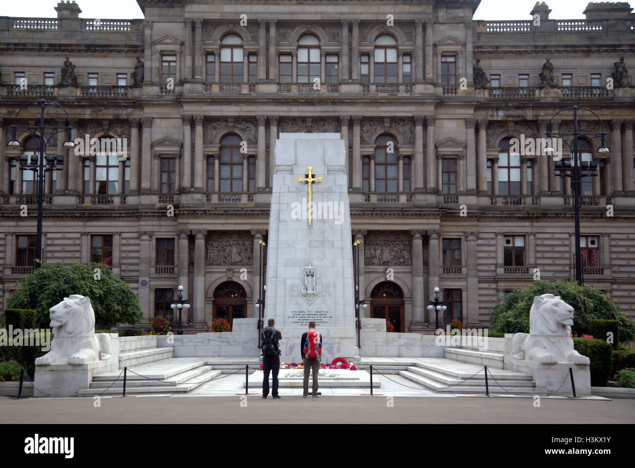 George Square and the city chambers with the cenotaph in Glasgow city center  centre locals and tourists relax and enjoy the sun Stock Photo