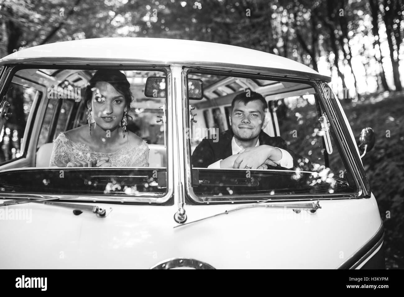 bride and groom sitting in the car Stock Photo - Alamy