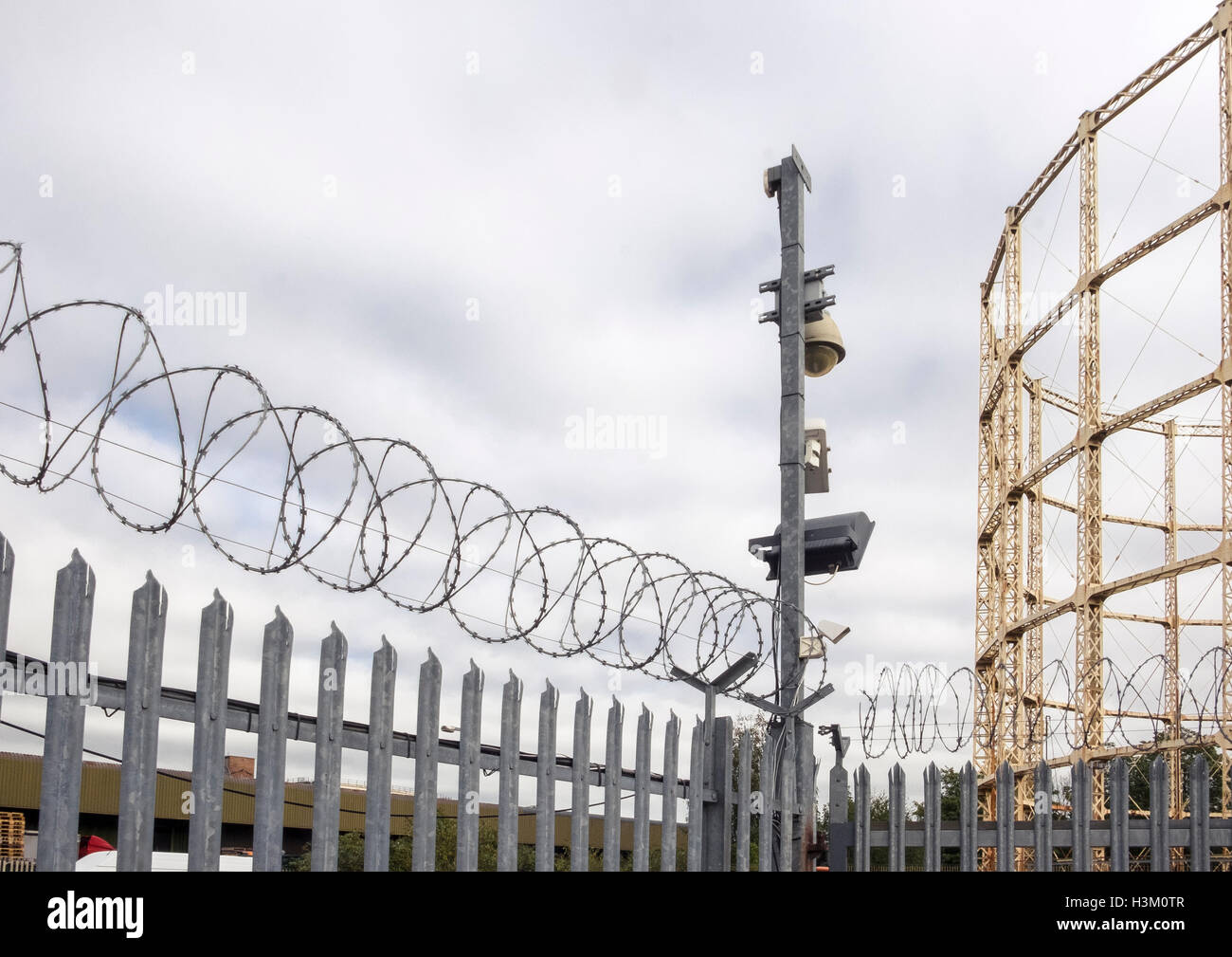 Security fencing hires stock photography and images Alamy