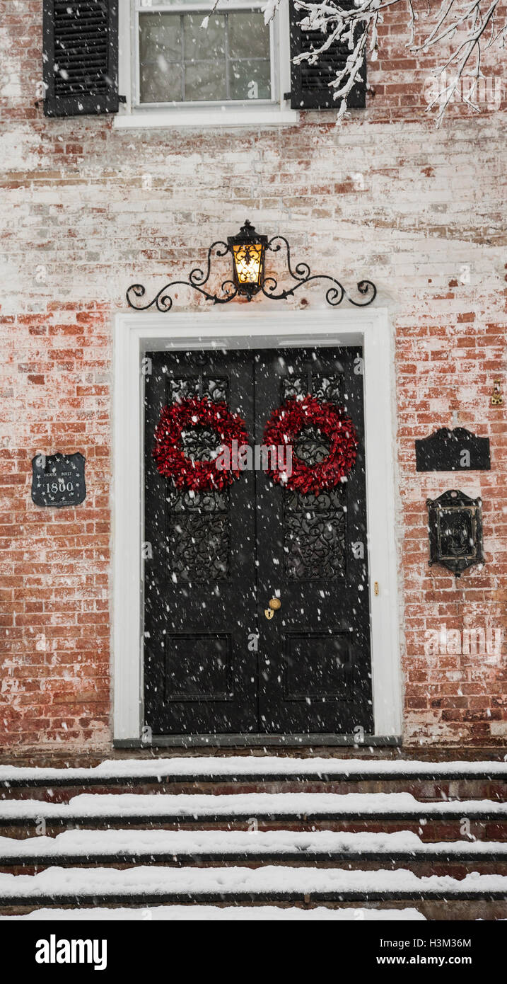 Christmas wreath, historic house winter front door wreath, Mercer County, New Jersey, NJ, USA, US PT vintage Christmas snow storm fall snow scene Stock Photo